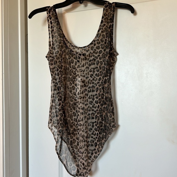 NWT Aqua brand leopard print sheer bodysuit size M high cut leg, deep scoop neck - Picture 3 of 10